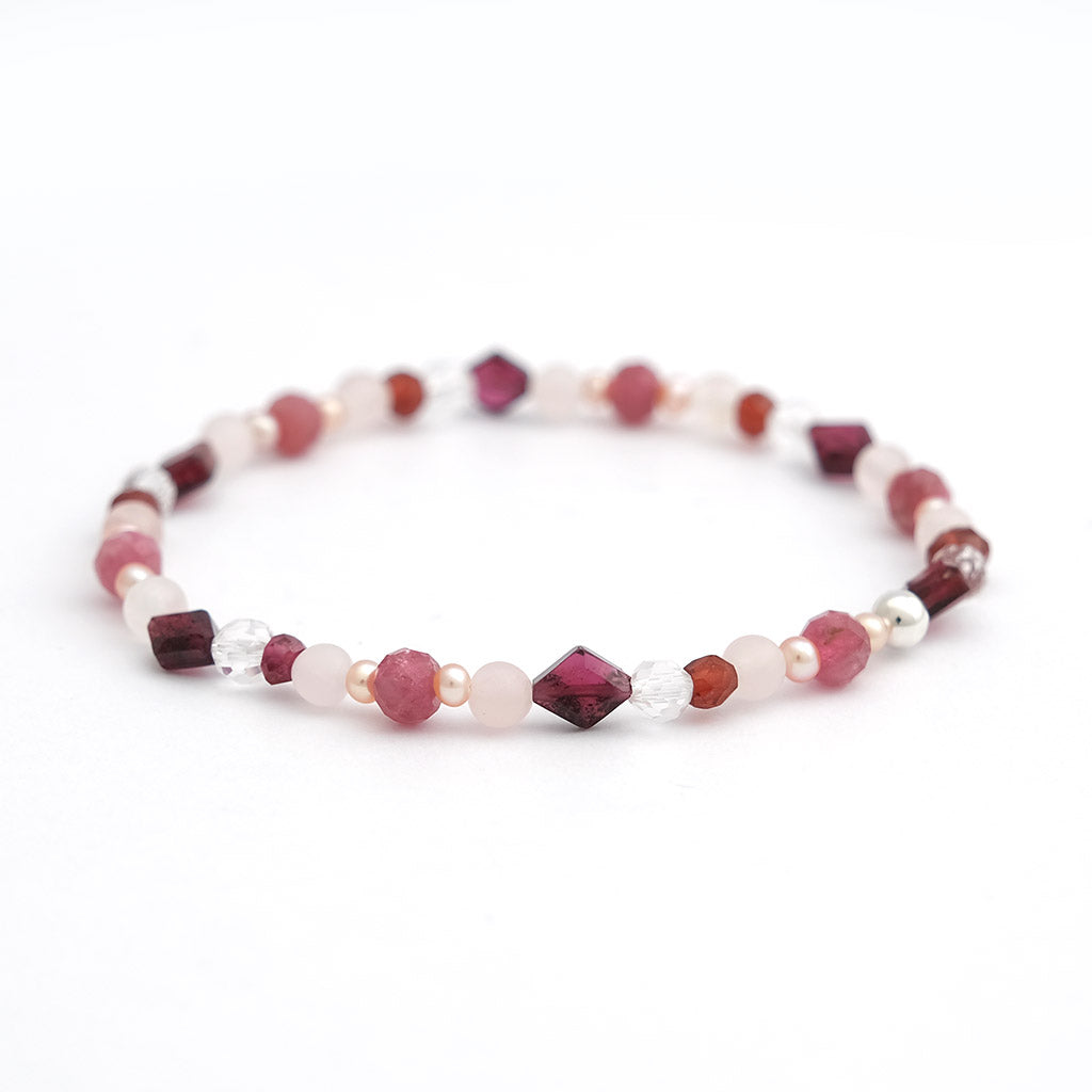 armband_edelsteine_und_perlen_rosa