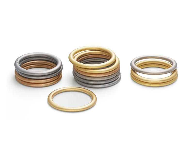 niessing_feine_farbringe_3_stapel_goldfarben_rot_rose_gelb_gruen_sandgrau_grau_platin