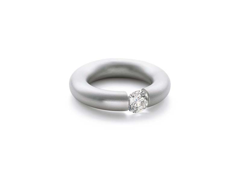 Niessing_Spannring_rund_klassiker_platin_mit_weissem_brillant_liegend