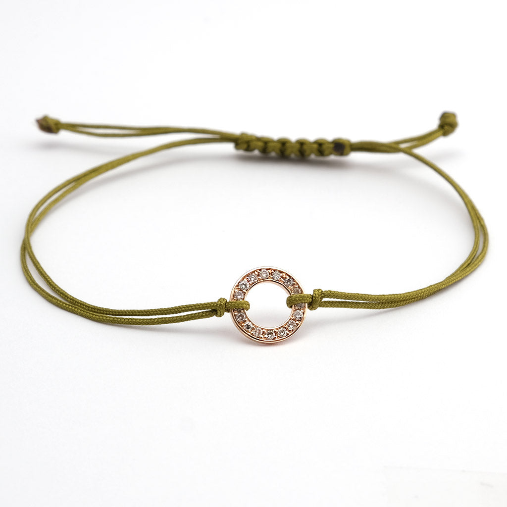 atelierCK_armband_mica_kreis_rotgold_brillanten_braun_textilband_oliv_liegend